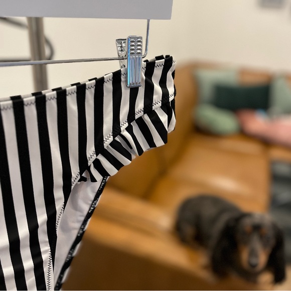 🔲 Striped Bikini Bottoms with Hip Ruffle - Picture 5 of 8